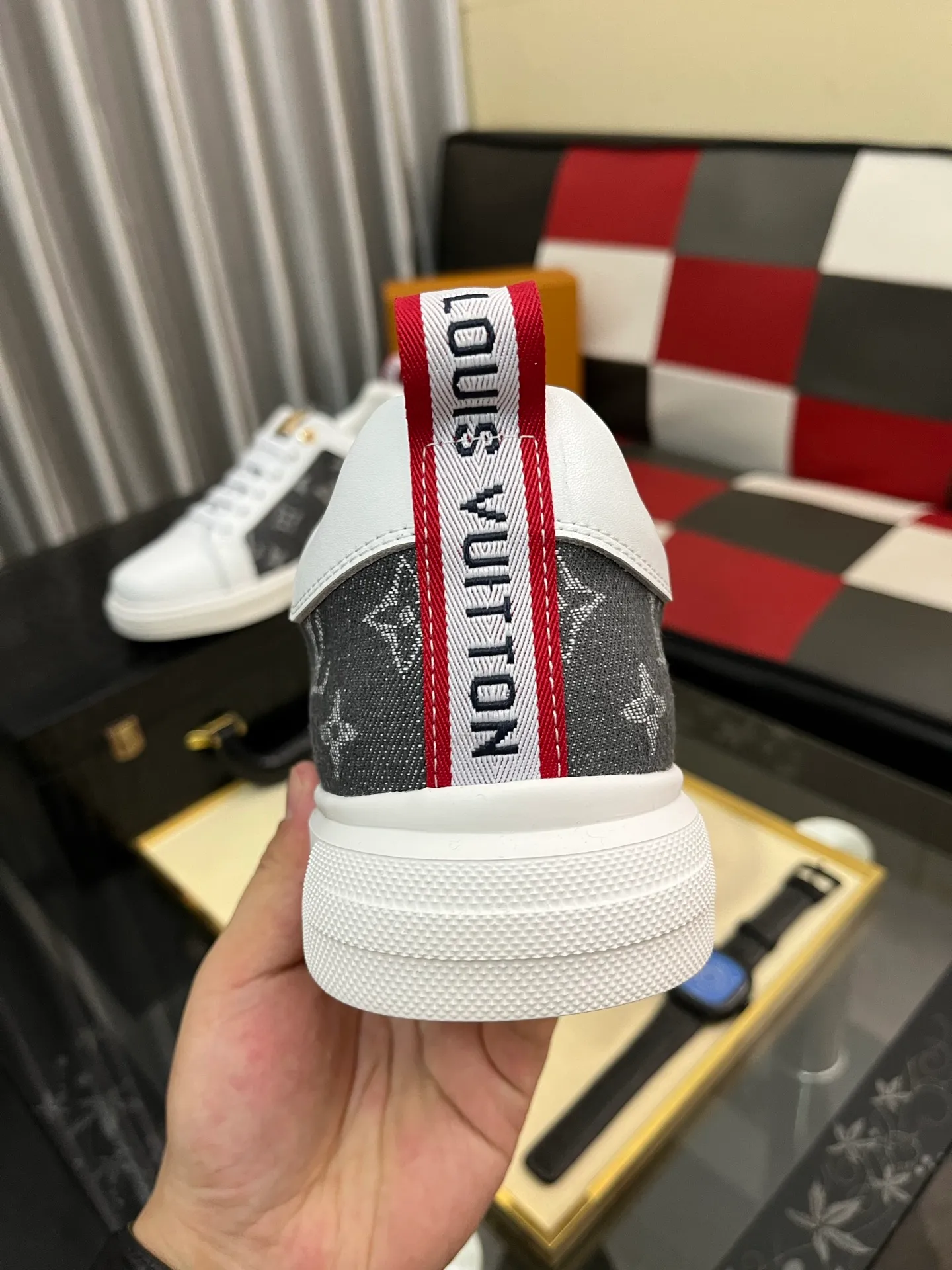 Men's shoes 💰400⌚️⌚️《Louis vuitton/LV Louis Vuitton》original quality.~ Unique modern style sneakers. 🏃A must-have casual shoe for trendy men😍😍 Original brand imported from Italy, imported original leather, cowhide lining (refuses to discolor and grind feet) sole: original sole provided by the original factory, French lazy style design ⚠️Fit to the feet, original quality, super comfortable original sole. Code number: 38-443️⃣Colors available